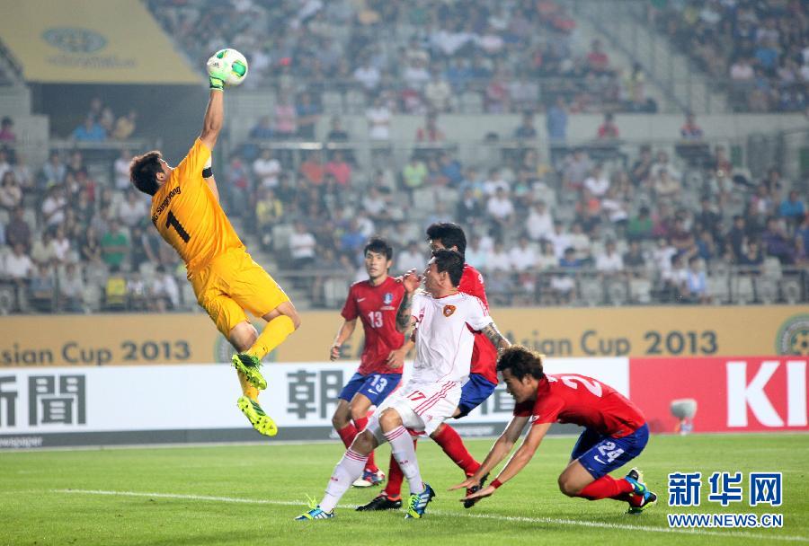 东亚杯：曾诚奋勇屡救险 国足0:0战平韩国