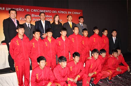 首批加多宝中国青少年足球队抵阿根廷受训
