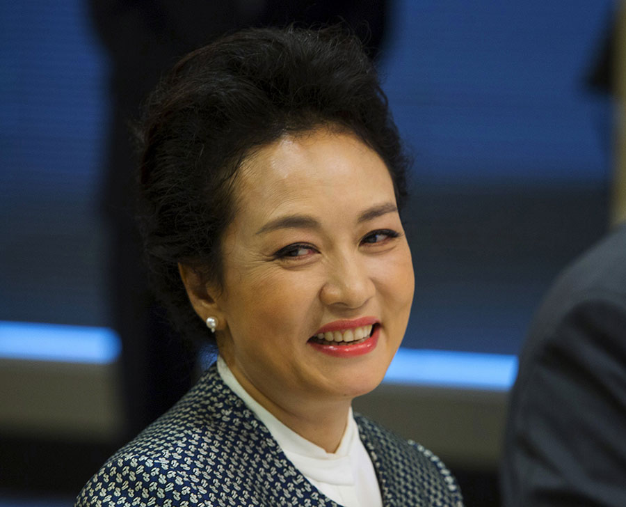 First Lady Peng Liyuan tours Fred Hutchson Cancer Research Center