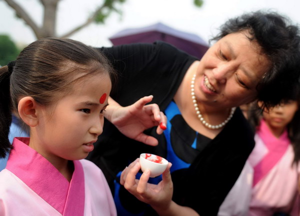 Chinese celebrate Dragon Boat Festival 