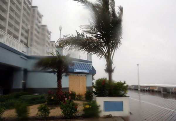 Irene rakes up US East Coast, shuts down New York