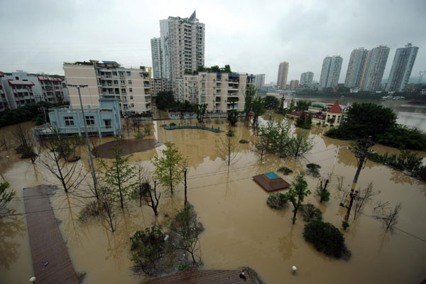 Flood peak sweeps SW China