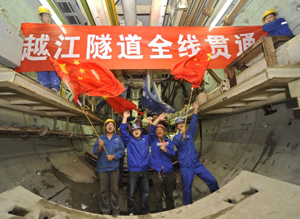 1st subway tunnel runs under Yangtze River