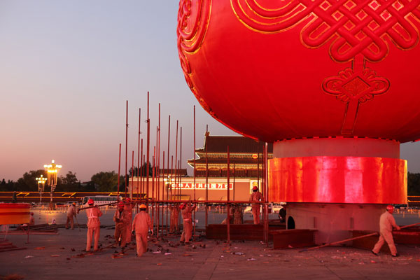 Giant lantern adorns Tian'anmen Square