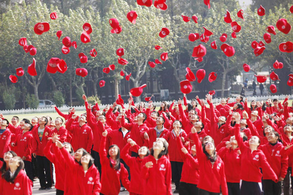 Fudan students stand to create CPC emblem