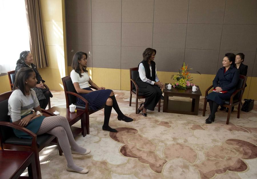 Peng Liyuan meets with Michelle Obama