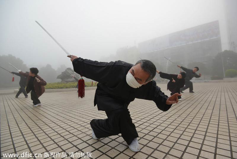 Smog continues in North China