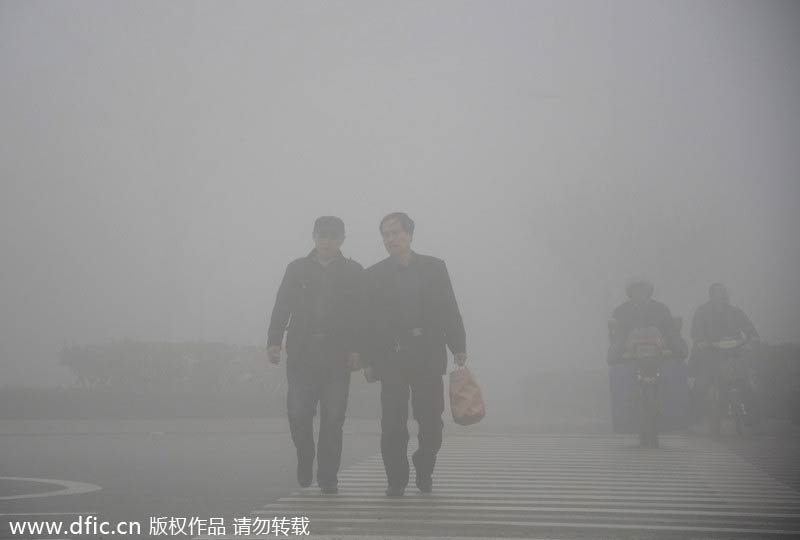 Smog continues in North China