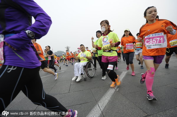 Beijing Marathon kicks off in haze