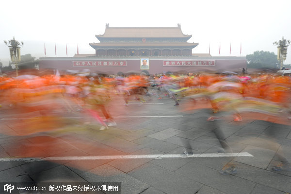 Beijing Marathon kicks off in haze