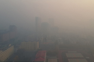 Beijing Marathon kicks off in haze