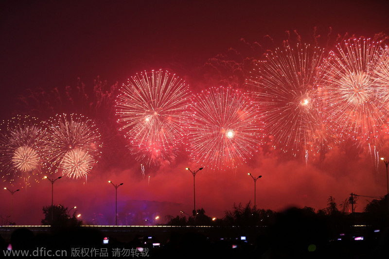 Magnificent fireworks showed at APEC grand banquet