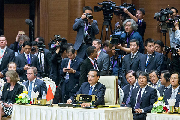 Premier Li attends the 9th East Asia Summit