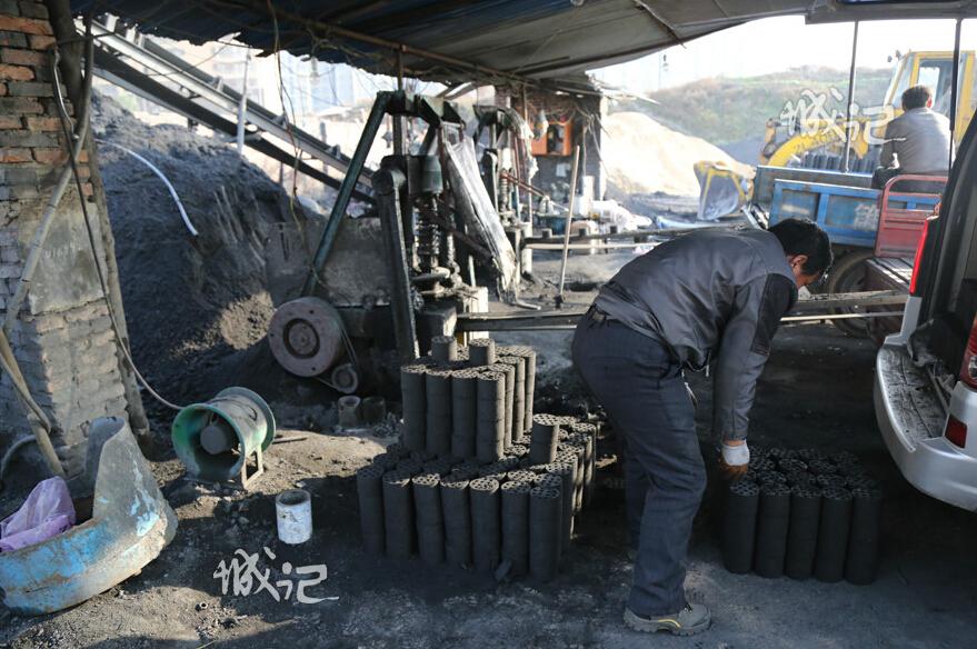 Coal haulers in city: to warm the winter