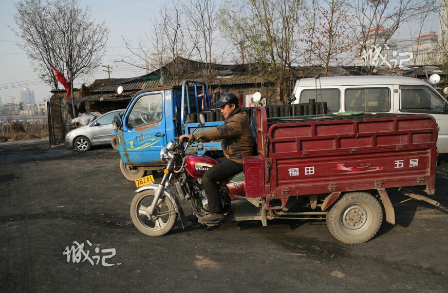 Coal haulers in city: to warm the winter