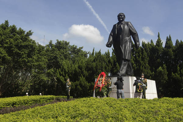 Premier Li Keqiang pays tribute to Deng Xiaoping