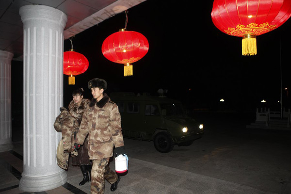 Couple sentries guard China's northern border during traditional holiday