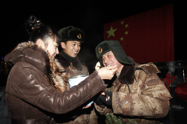 Couple sentries guard China's northern border during traditional holiday