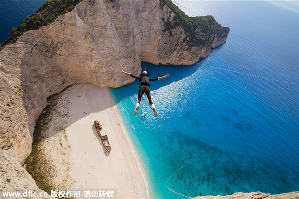 Daredevil ropejumpers leap 200 meter off cliff