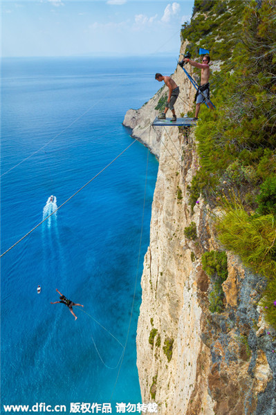 Daredevil ropejumpers leap 200 meter off cliff