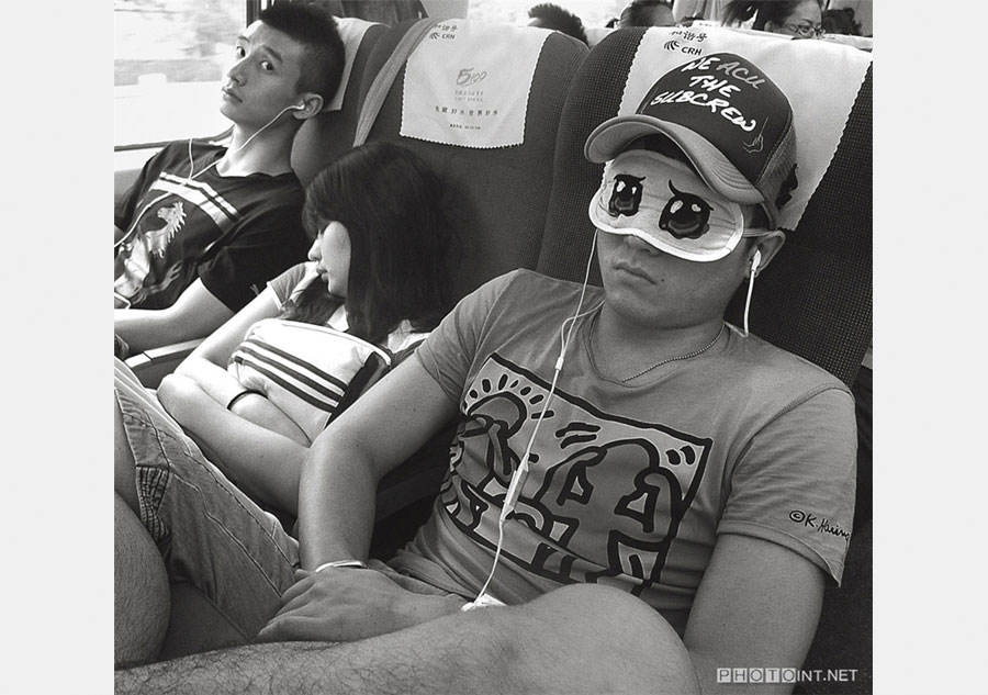 Photographer captures Chinese on the train