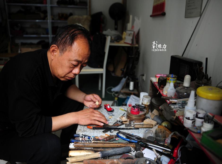 Shoemaker creates amazing miniature leather shoes