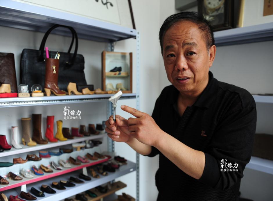 Shoemaker creates amazing miniature leather shoes