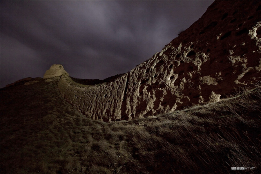 Photographer captures Great Wall at night