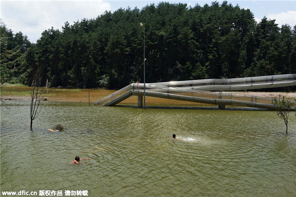 Heavy rain, flood hit many parts of China