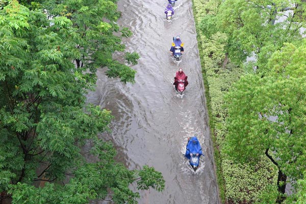 Heavy rain, flood hit many parts of China