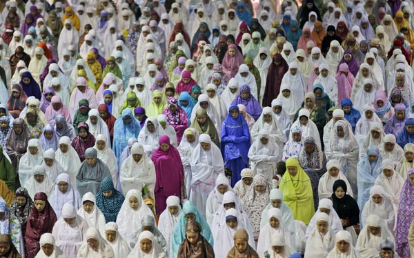 Muslims around the world mark first eve of holy month