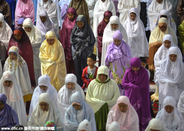 Muslims around the world mark first eve of holy month