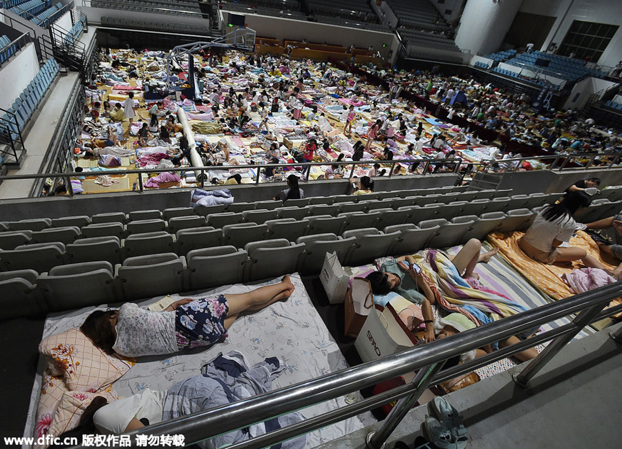 1,000 students sleep in gym to escape heat