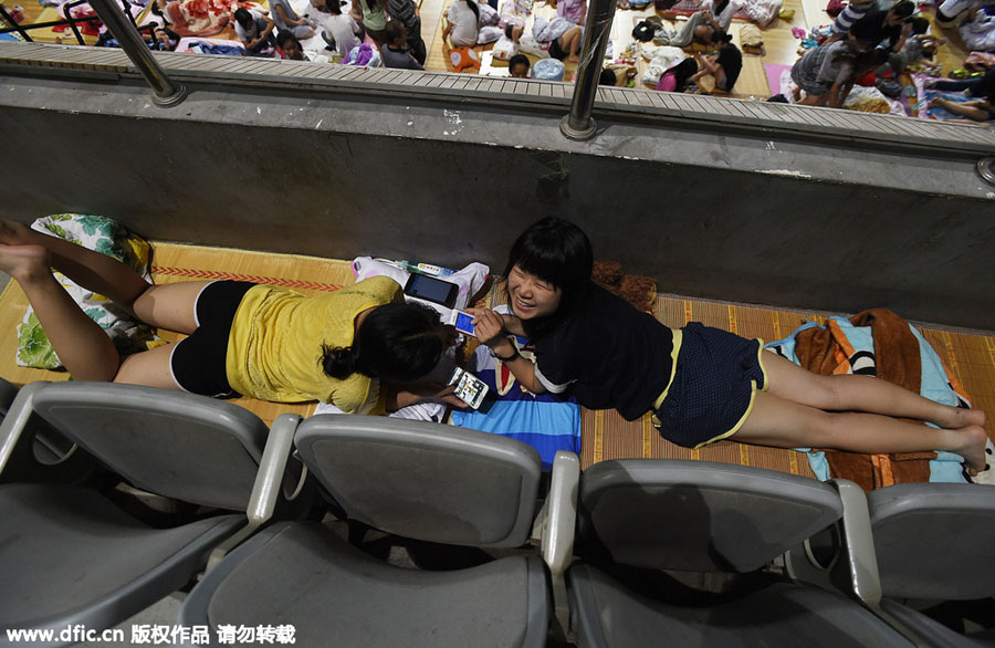 1,000 students sleep in gym to escape heat