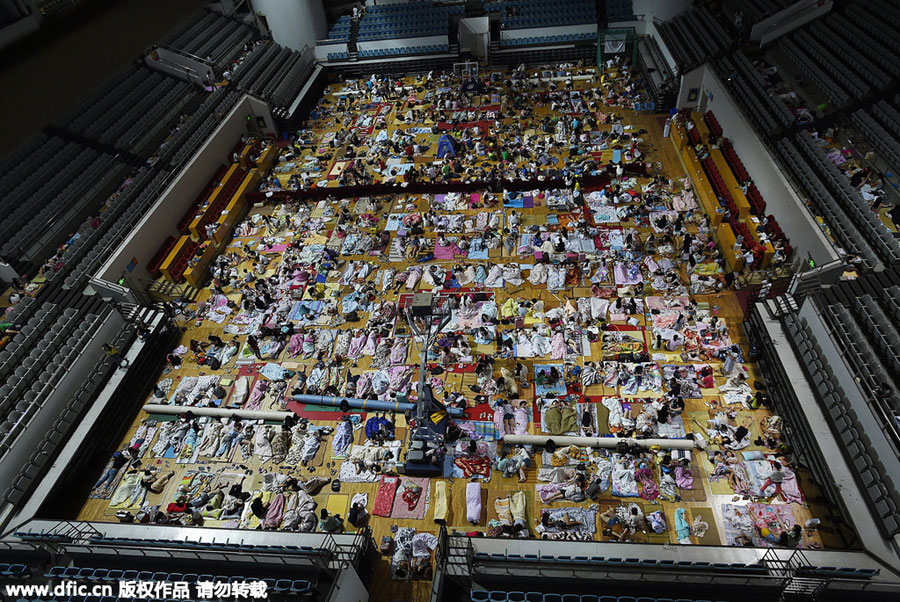 1,000 students sleep in gym to escape heat