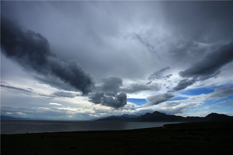 Lovely 'pearl' on the mountain: Sayram Lake