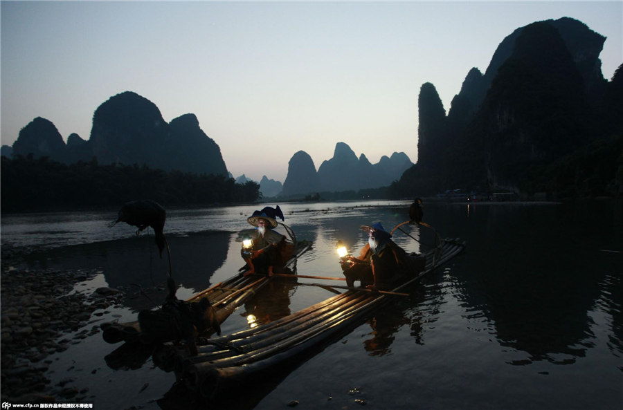 Grandfathers' model life on the Lijiang River