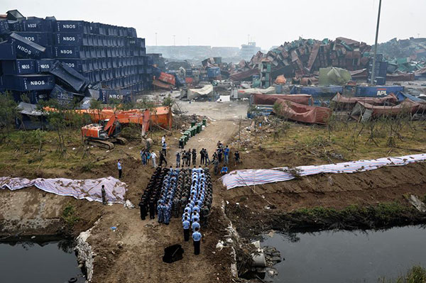 Ceremony held on seventh day of Tianjin blasts to mourn victims