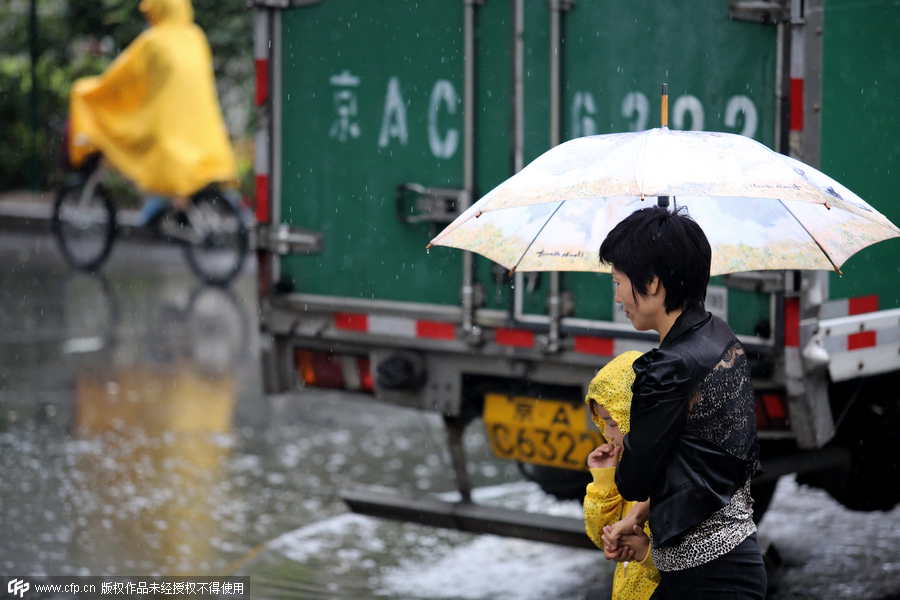 Downpour floods streets in Beijing, turns down summer heat