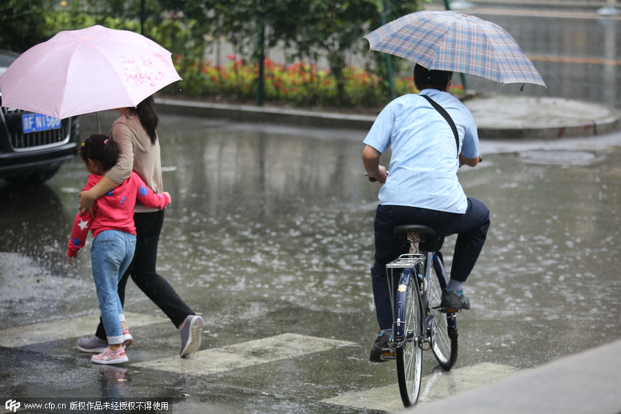 Downpour floods streets in Beijing, turns down summer heat