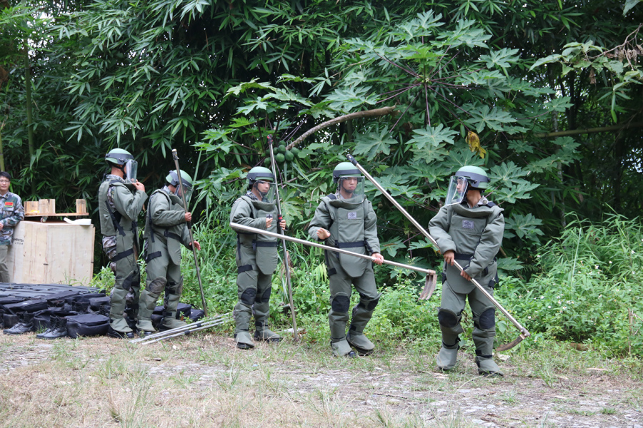 Mine clearance mission on China-Vietnam border