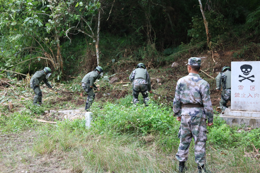 Mine clearance mission on China-Vietnam border