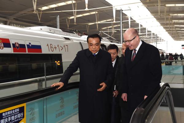 Premier Li and CEE leaders take high-speed train ride