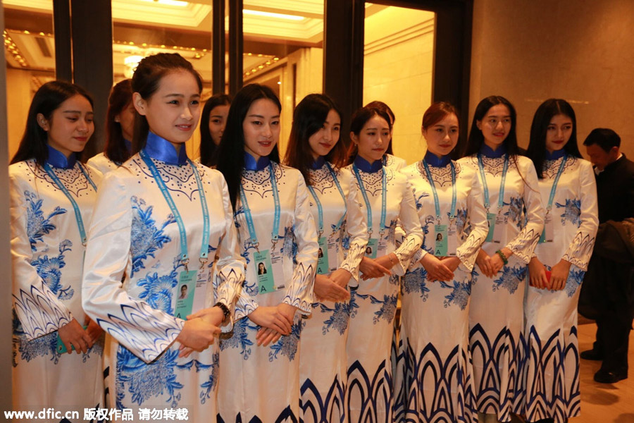 Student volunteers wear <EM>qipao</EM> for World Internet Conference