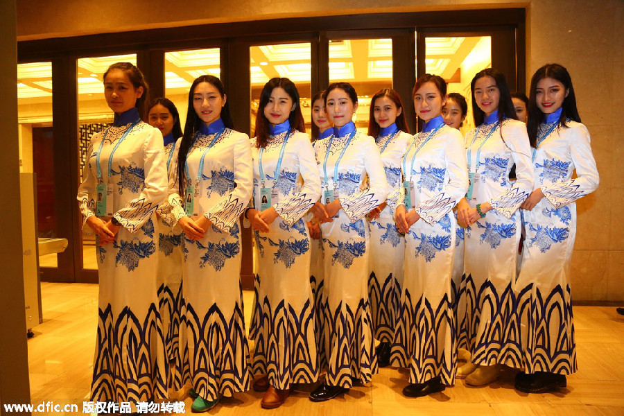 Student volunteers wear <EM>qipao</EM> for World Internet Conference