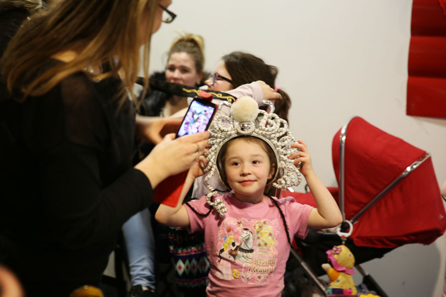 Sichuan opera charms British children