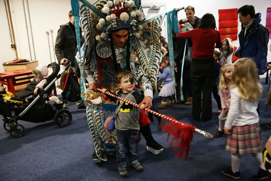 Sichuan opera charms British children