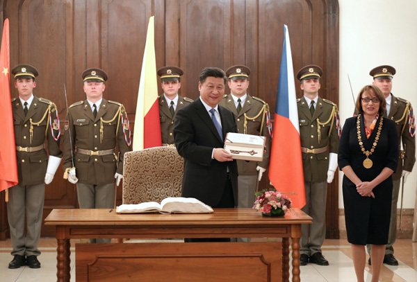 President Xi presented with 'key to Prague'