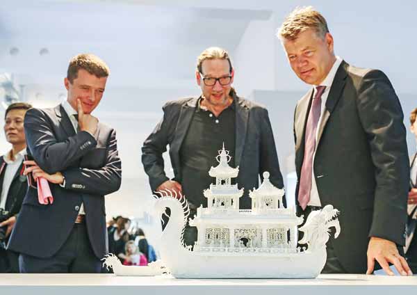 Silk Road porcelain art show fires up in Berlin