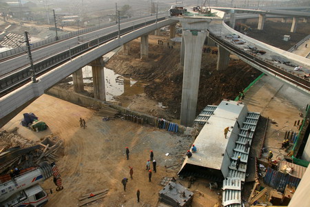 Girders overturn, killing 7